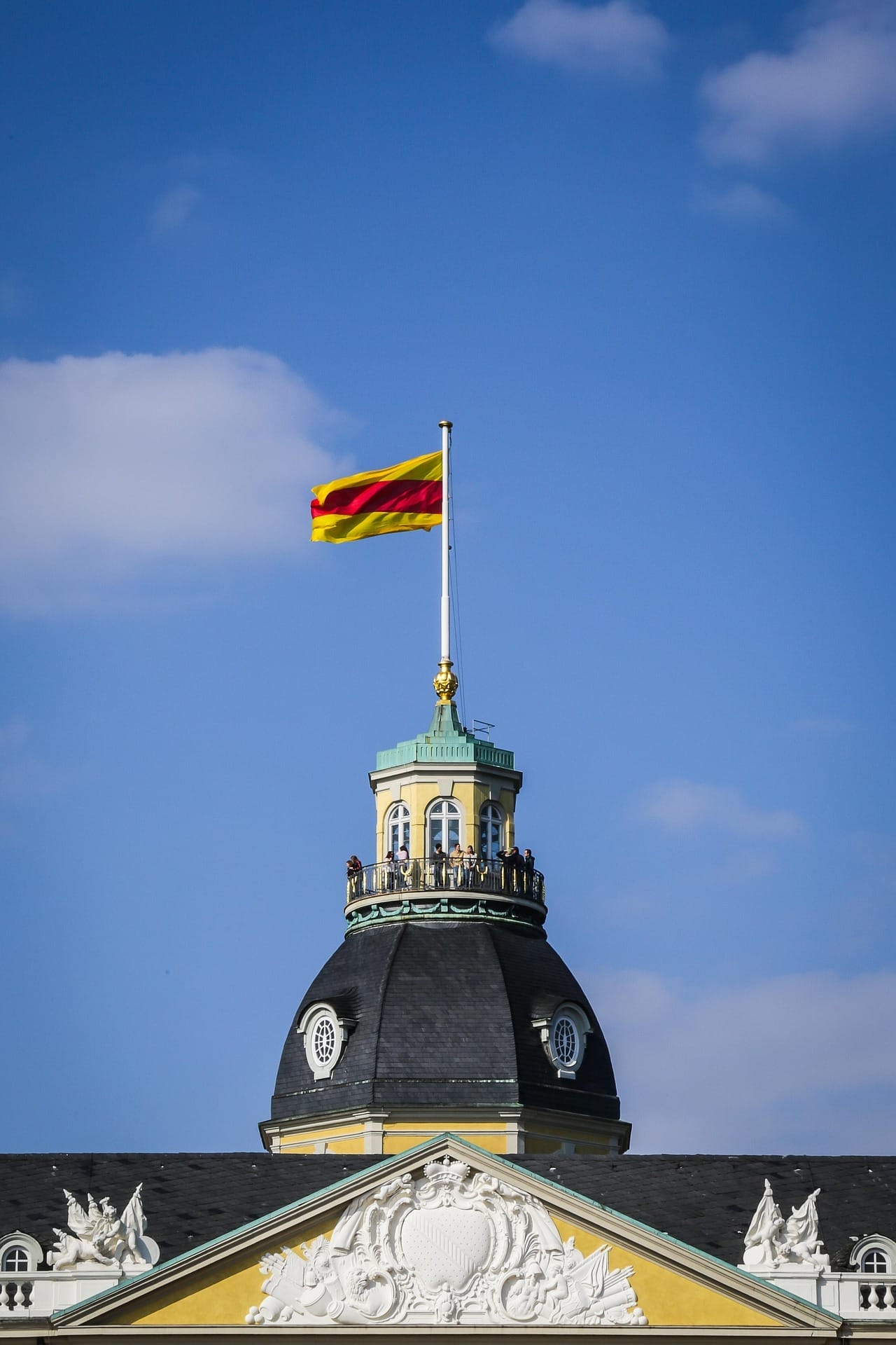 Flagge auf der Uni in der Nähe der Berufsberatung Karlsruhe