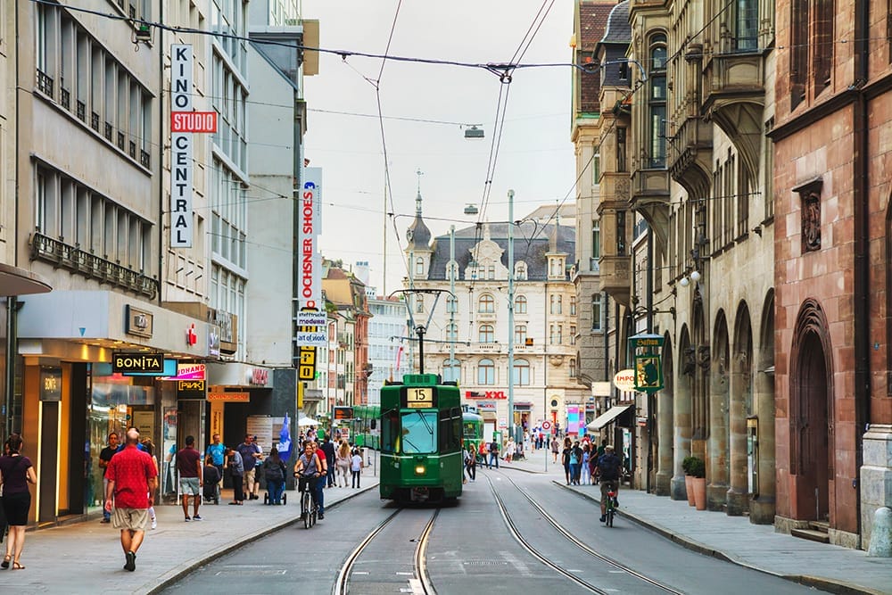 Innenstadt von Basel mit Fahrradfahrern und Tram