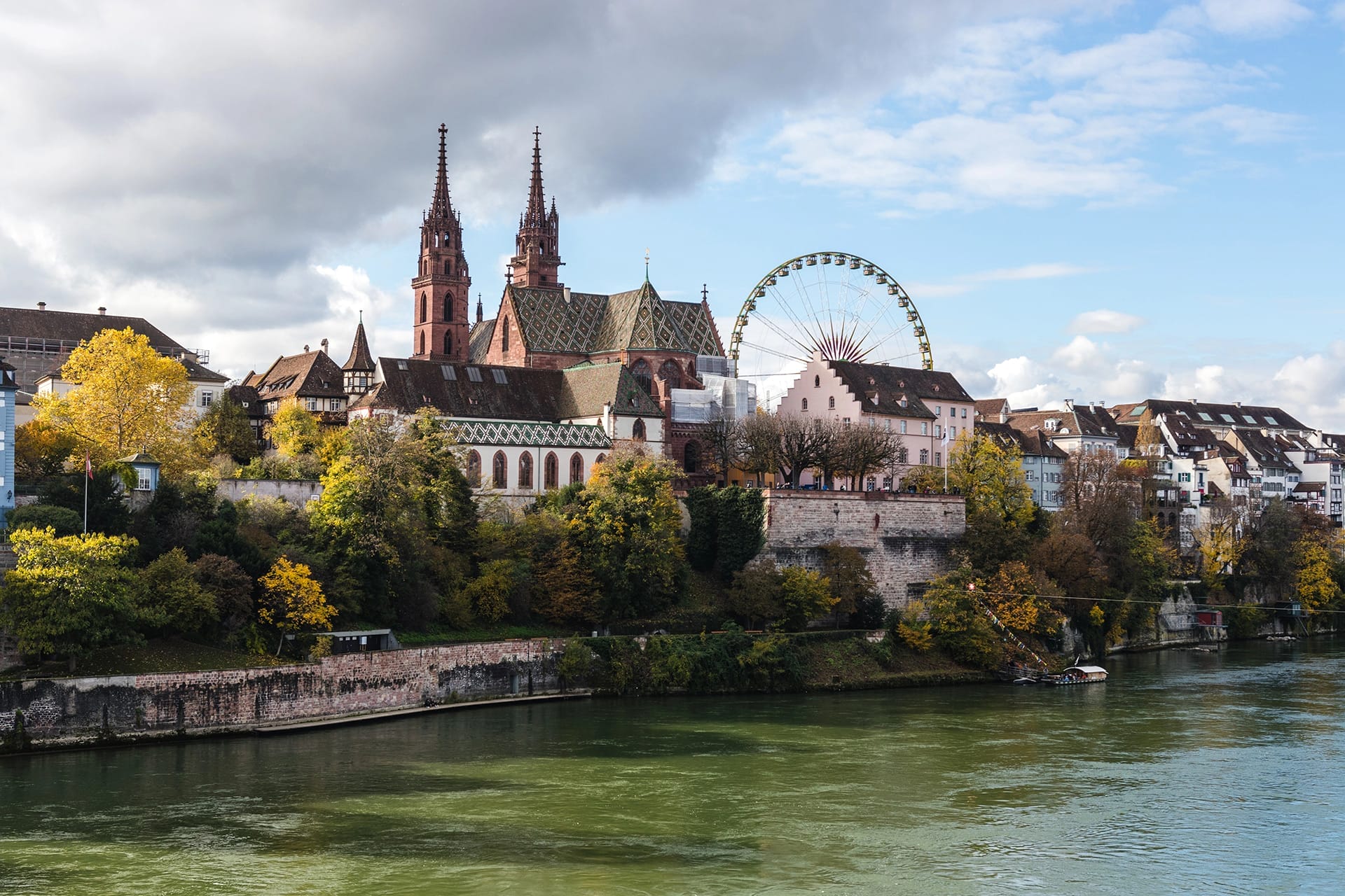 Blick vom Rhein auf Basel mit Münster und Riesenrad