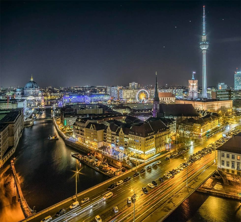Berlin bei Nacht mit Fernsehturm und Reichstag und Spree