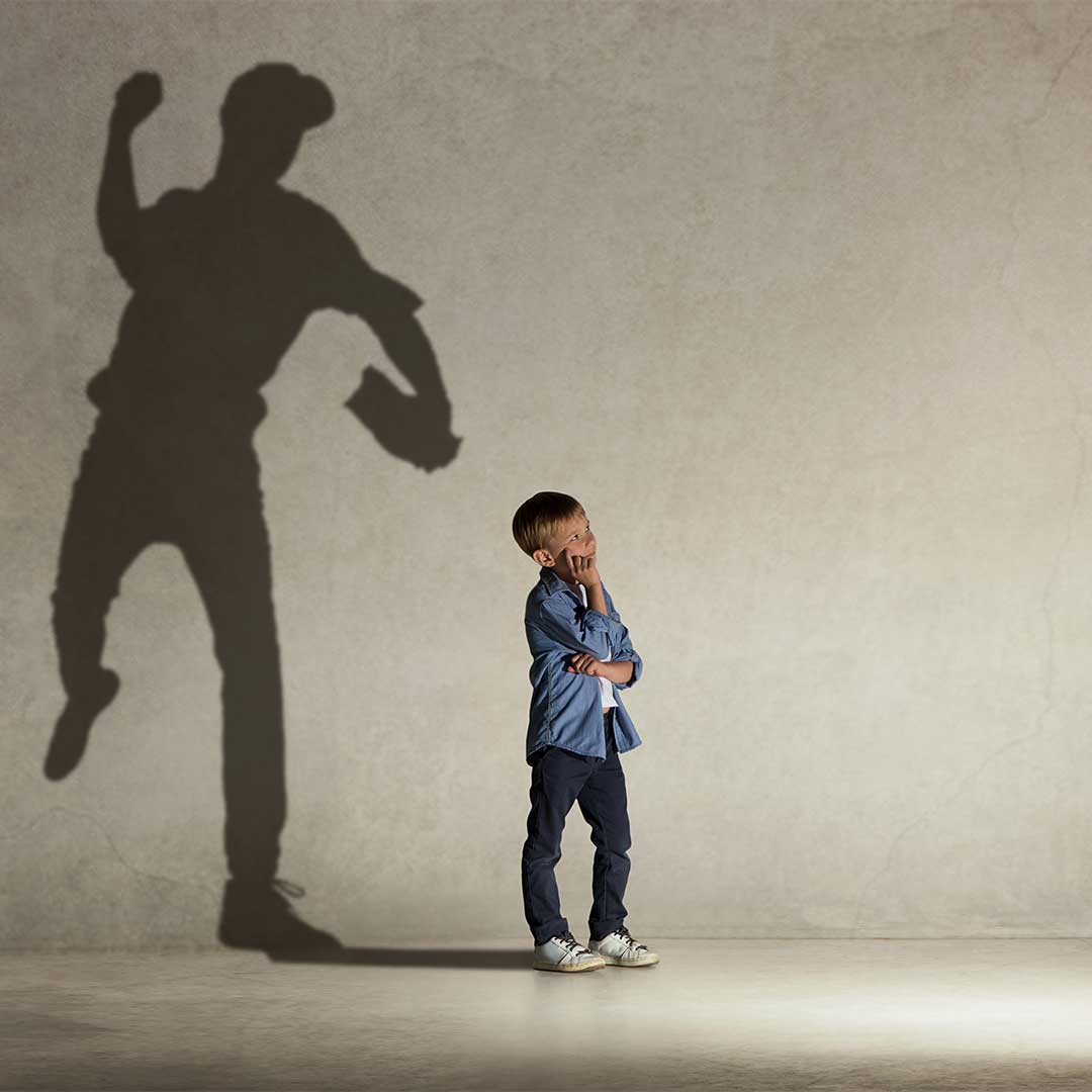 Kind wird von großer Schattenfigur beworfen