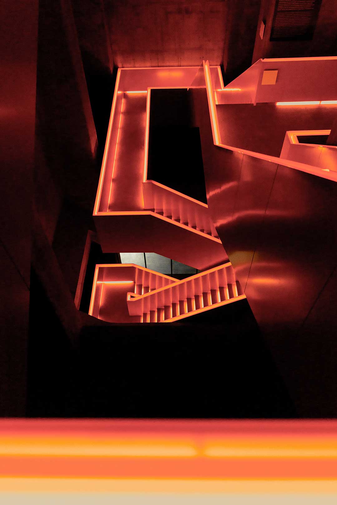 stilisierte Treppe in Kupferrot und Schwarz