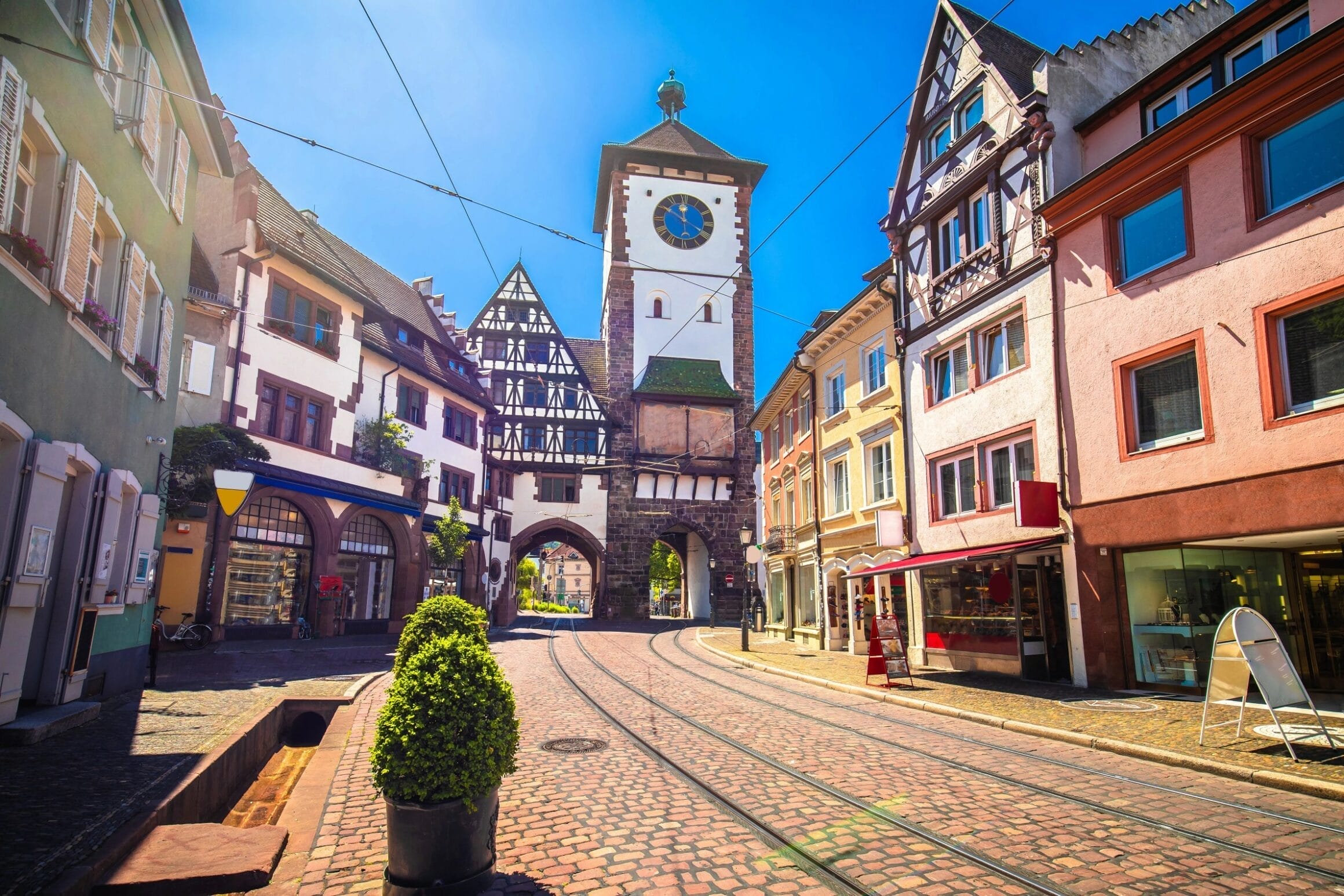 Berufsberatung in Freiburg Freiburger Fußgängerzone mit Bahnschienen und Bächlein