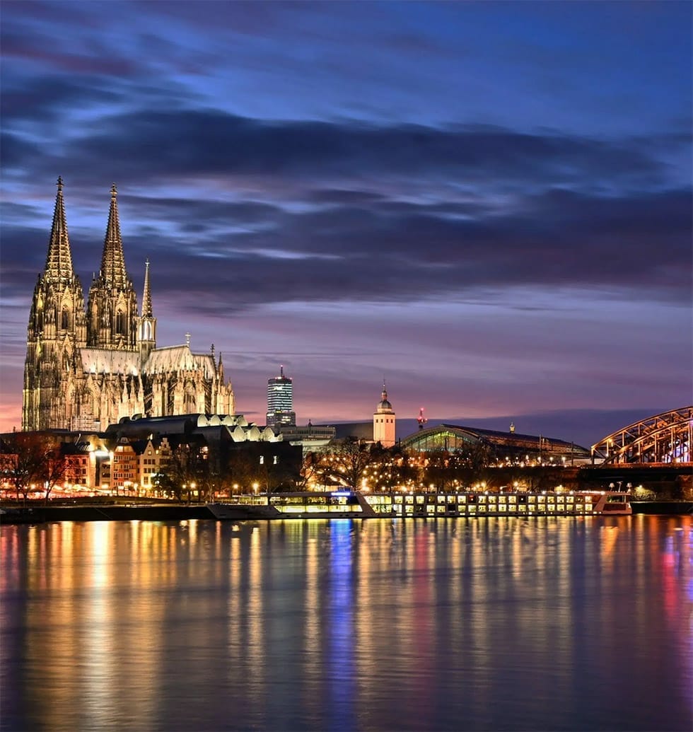Blick Ã¼ber den Rhein auf den KÃ¶lner Dom bei Nacht