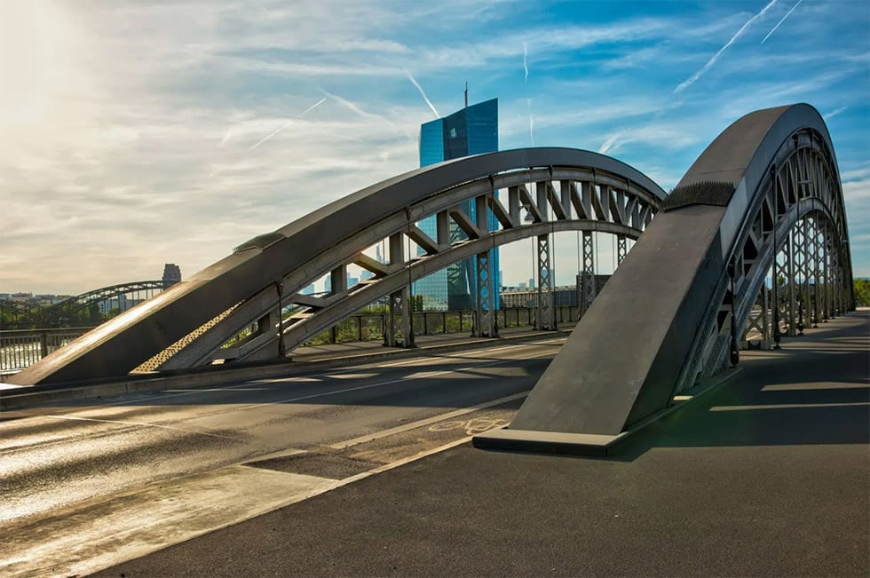Berufsberatung Frankfurt - Brücke Blick auf Frankfurt von einer Brücke