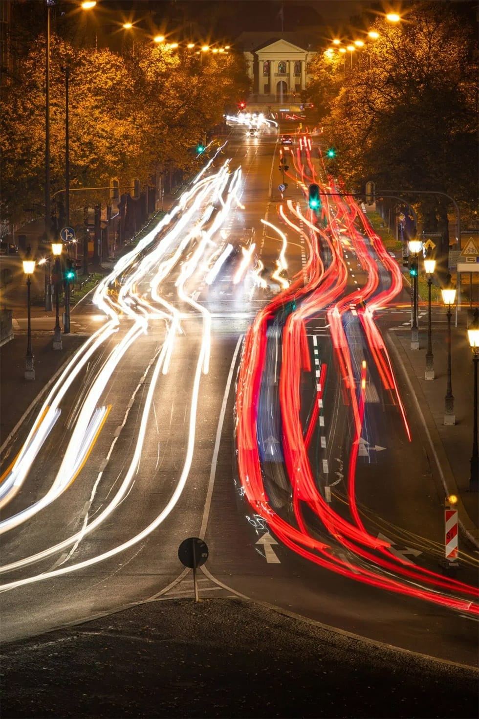 Berufsberatung München - Stadtzentrum München bei Nacht, Straße mit Fahrspuren