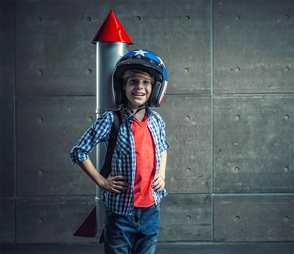 Junge mit silbernem Helm und Rakete auf dem RÃ¼cken
