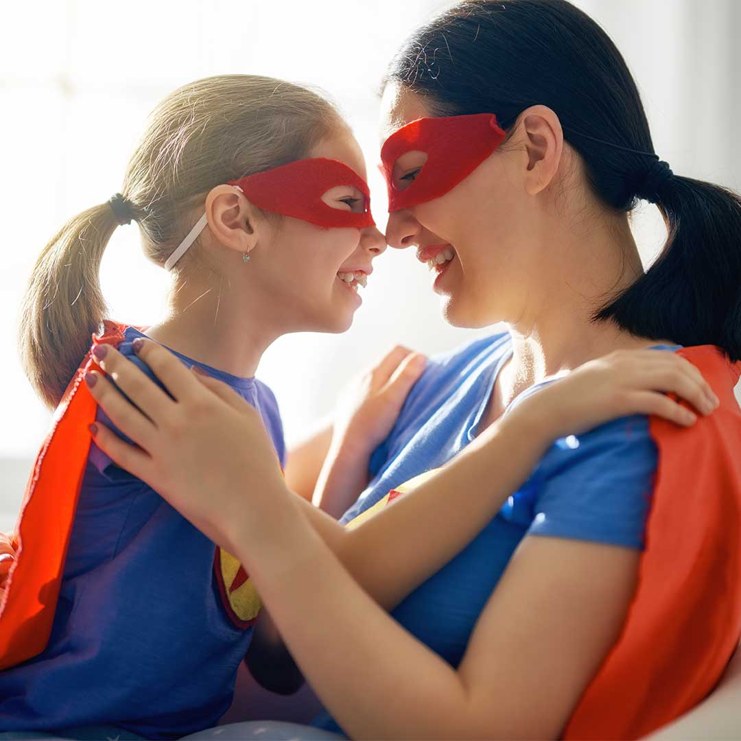 Mutter und Tochter kuscheln und lachen