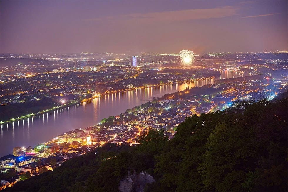 Blick vom Siebengebirge auf Bonn bei Nacht